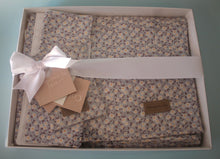 Load image into Gallery viewer, Daisy Gift Box