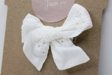 Load image into Gallery viewer, White Embroidered Cotton Bow Clip